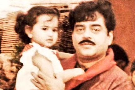 Sonakshi Sinha is a daddy's girl and this pic says it best!