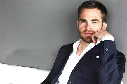 Chris Pine, Vail Bloom spotted kissing