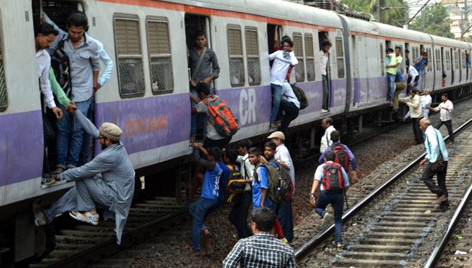 Mumbai: Technical snag delays Central Railway train services 
