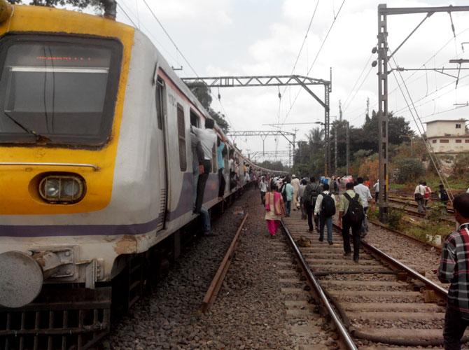 Mumbai: Technical snag delays Central Railway train services 