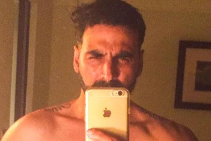 Akshay Kumar goes shirtless in his first 'selfish selfie'