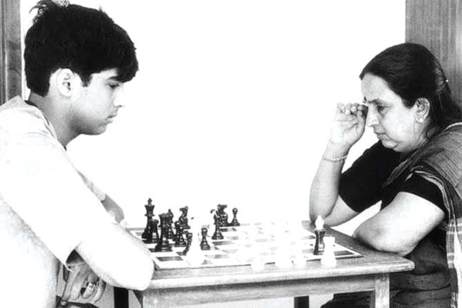 A young Anand with mum Sushila Pic/Indianhistorypics on Twitter