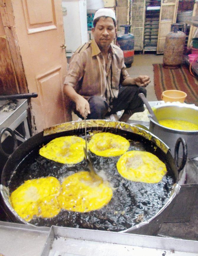 A man makes Malpuas during Ramadan at Tawakkal Sweets, Bhendi Bazaar. file pic