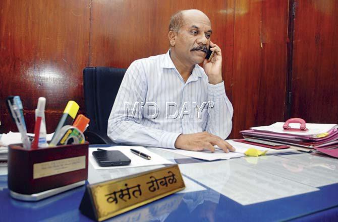 Dhoble became one of the best-known figures in the Mumbai Police and earned the title of an anti-nightlife crusader when he began a series of raids on bars and restaurants in 2012. Pics/Shadab Khan