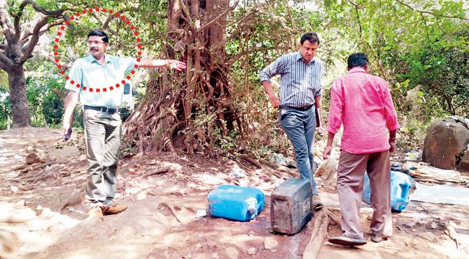 Aarey Colony CEO Gajanan Raut was present throughout the process and also instructed the workers to demolish an illegal toddy den in the area