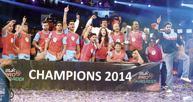 Abhishek Bachchan with the winning team of 2014