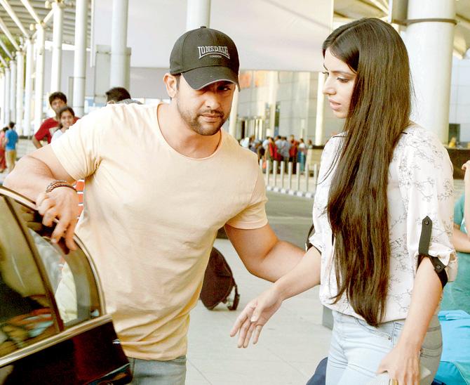Aftab Shivadasani was seen at the airport with his wife Nin Dusanj looking quite the picture of bliss. 