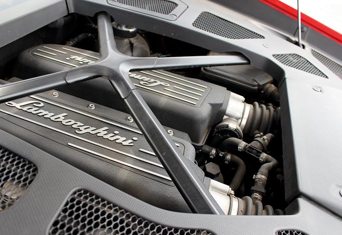 The naturally aspirated 5.2 litre V10 engine is shared with the Audi R8 V10 Plus, and is one the few big engines which have not been turbo’ed yet