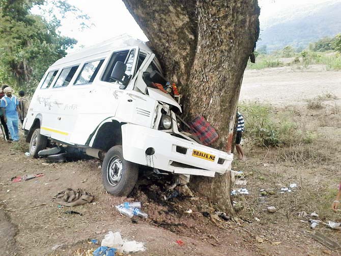 The mangled remains of the minibus that was on its way to Mumbai from Ratnagiri