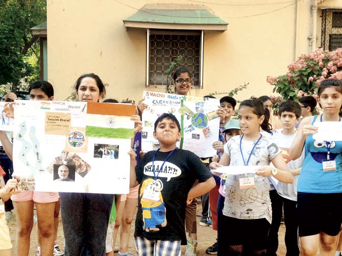 The children show off their art work as they spread the ‘Clean India’ message