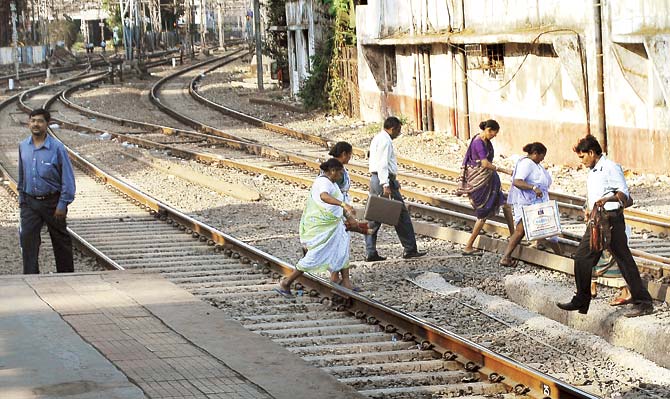 Crossing tracks at Mumbai Central towards the Tardeo side is common, but there are no excuses for this