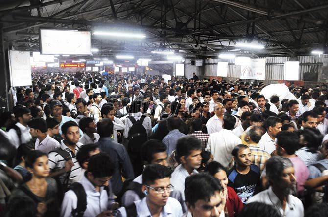 Dadar station always has a commuter rush which is a problem for many. Pics/Satyajit Desai