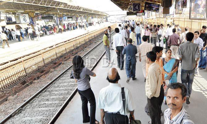Dadar station lacks benches which makes waiting for a train an uncomfortable experience