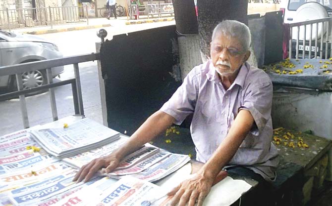 Gajanan K Zogdekar selling newspapers in Prabhadevi