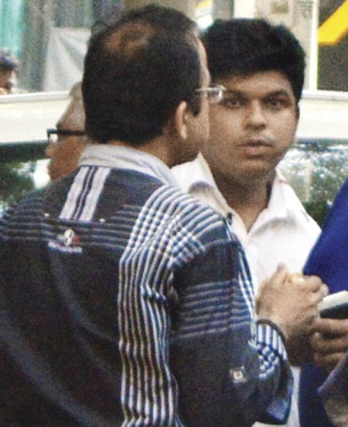 John Jeeson, an employee of ground handling agency Celebi Nas Airport Services (in white) was produced before the Killa Court in south Mumbai. Pics/Sayed Sameer Abedi
