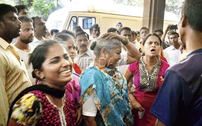 Upset relatives at KEM Hospital, where Savita was declared dead on arrival. Pics/Datta Kumbhar