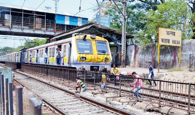DANGEROUS: People putting their lives at risk as they cross the tracks at Kalva. PIC/SHRIKANT KHUPEKAR