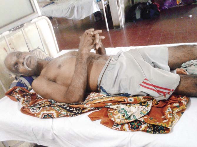 In an attempt to pick a jackfruit from the tree to please his grandchildren, 74-year-old Manohar Surve took a nasty fall and fractured his left leg