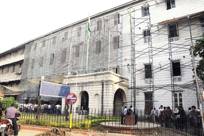 Amongst BEST’s high profile defaulters is the city collector’s office, housed in the Old Custom House in Fort, which owes nearly Rs 40 lakh to BEST for 150 months’ power supply