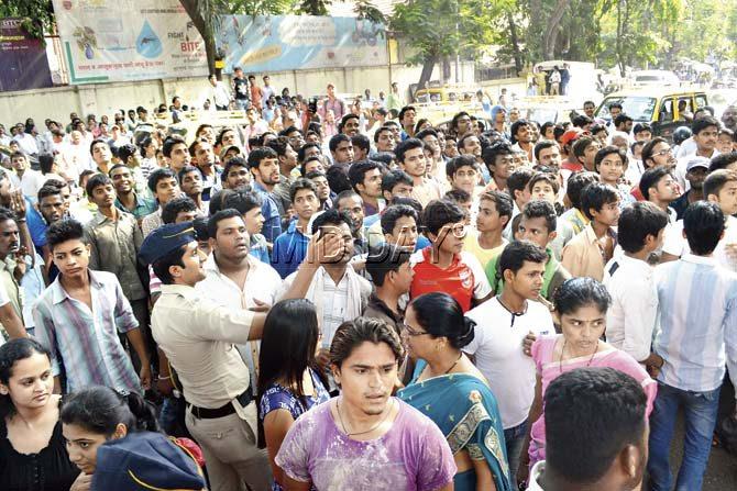 Hundreds of Salman Khan fans gathered outside JJ Hospital, forcing the police and hospital administration to close the gates for over three hours as the crowd waited to catch a glimpse of the actor. Pics/Datta Kumbhar