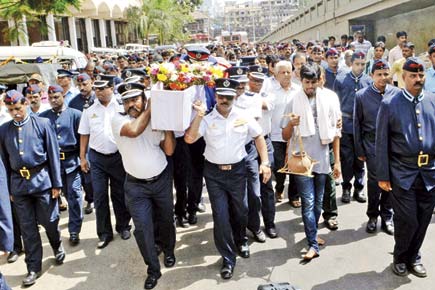 Mumbai fire chief Sunil Nesarikar given guard of honour, laid to rest