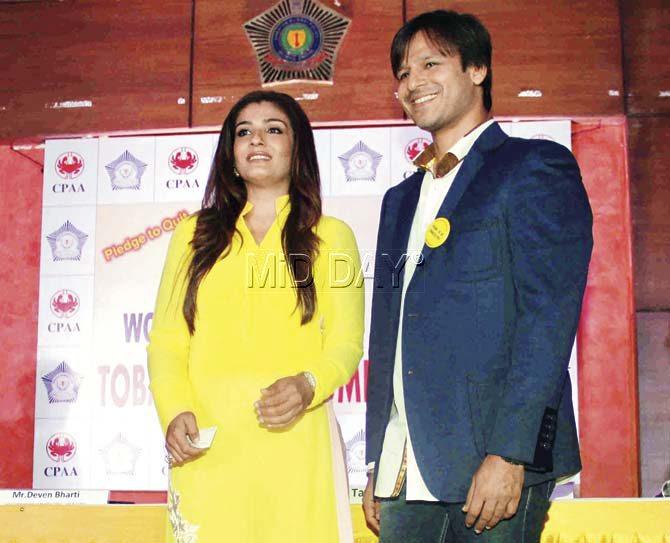 Vivek Oberoi and Raveena Tandon inaugurated the ‘Tobacco-free Mumbai Police’ campaign yesterday. Oberoi, who was booked for smoking in a public place in March 2012, is the face of the drive. Pics/Datta Kumbhar