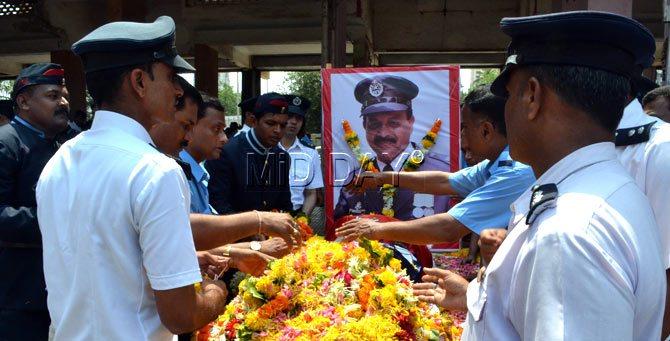Last rites of firefighters M.N. Desai and S.W. Rane, who perished in the fire that engulfed 33 Gokul Niwas building at Kalbadevi earlier this month. Pic/Datta Kumbhar