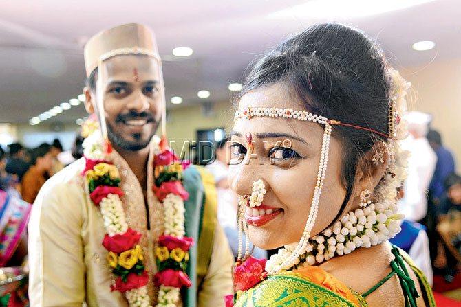 Priyanka Pol gets married to Swapnil Surve on his birthday at Girgaon, Chira Bazar. Pic/Bipin Kokate