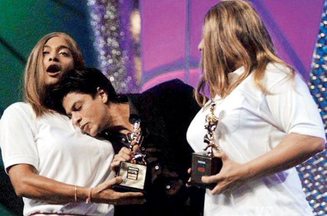 SRK gets naughty at an awards funtion