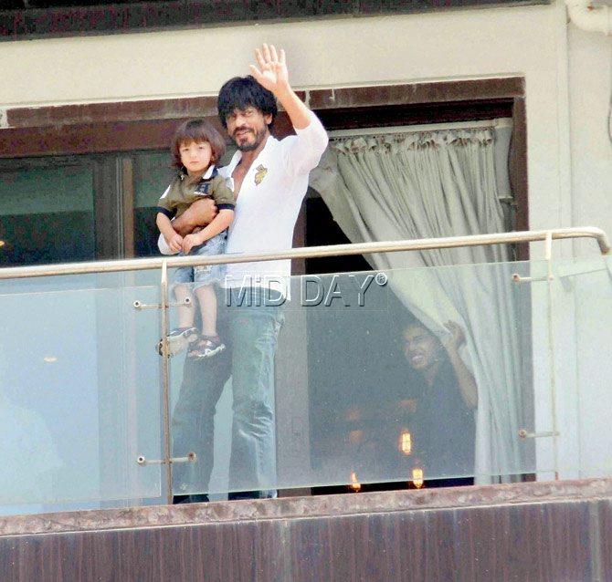 Shah Rukh Khan with son, AbRam waves to his fans 