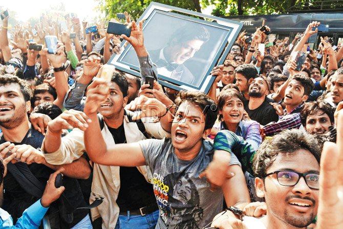 Fans gathered outside Mannat to catch a glimpse of SRK.  pics/Nimesh Dave