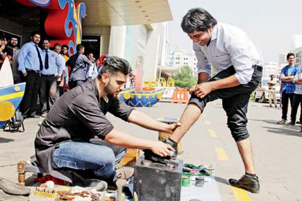Arjun Kapoor turns shoeshine boy for a TV show