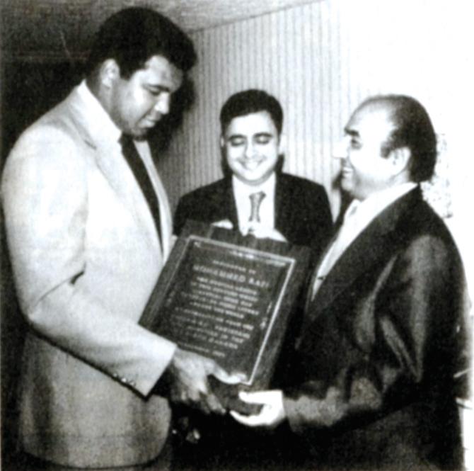  Legendary boxer Muhammad Ali felicitates Mohammed Rafi during one of his tours abroad. Rafi, who loved watching boxing, requested the ogranisers on his tour to Chicago to get him an appointment with Muhammad Ali. Otherwise a busy man, Ali visited Rafi at his hotel room when he found out that the legendary Indian singer wanted to meet him