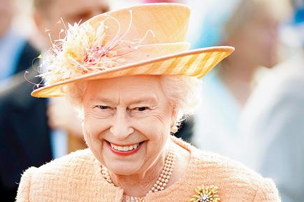 Queen Elizabeth hands out 90th birthday coins