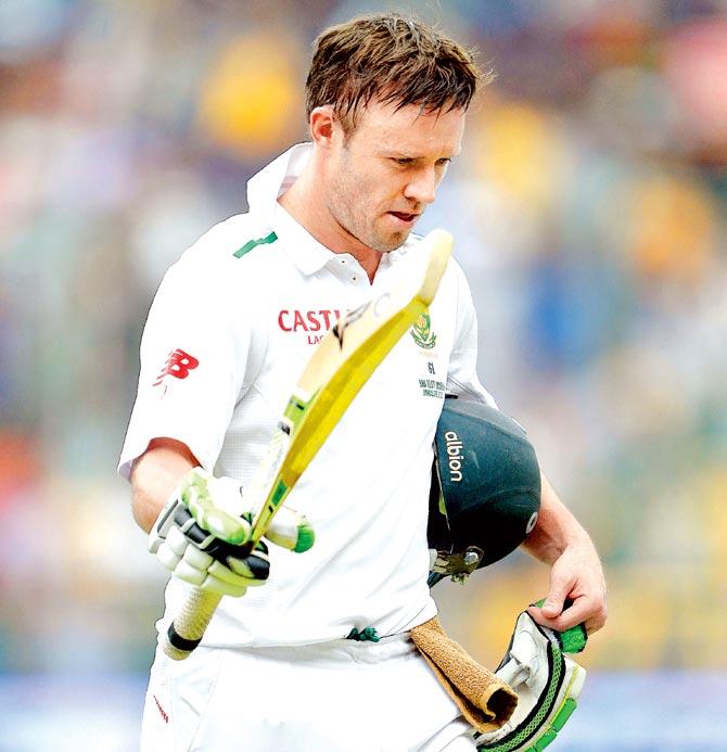 AB de Villiers walks back to the pavilion after being dismissed for 85 on Saturday. Pic/AFP 