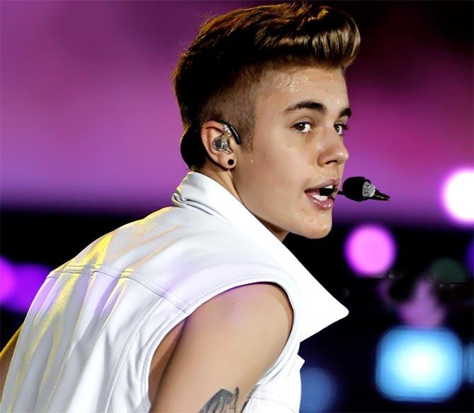 Shocking! Justin Bieber punches fan on face