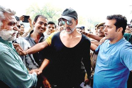 Akshay Kumar gets mobbed by fans at Jodhpur airport
