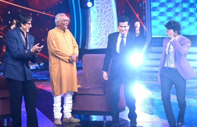 Amitabh Bachchan, Aaj Ki Raat Hai Zindagi Hero Vijay Thakur, Jeetendra and co-host Hussain shake a leg on the sets of Aaj Ki Raat Hai Zindagi