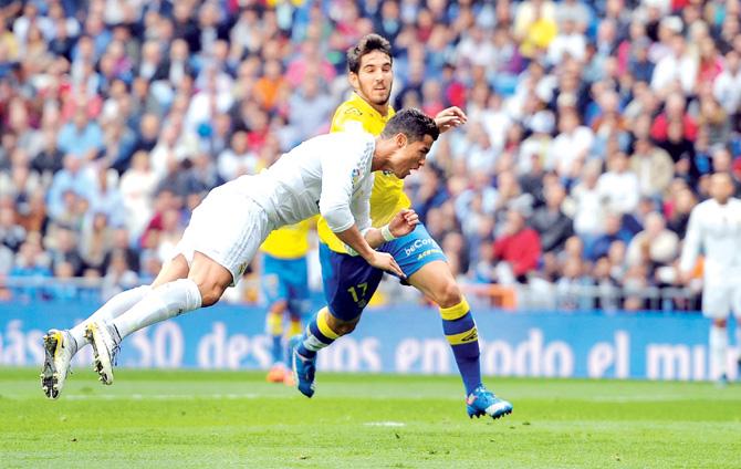 Cristiano Ronaldo heads the ball into goal to scores Real Madrid