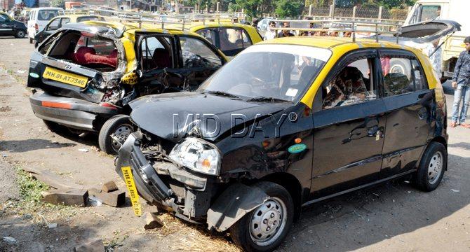The accused driver, Gajendra Kumar Sukhdevsingh, fell asleep at the wheel, and ran over constable Sanjeev Patil. The trailer rammed into seven parked taxis. PICS/Datta Kumbhar