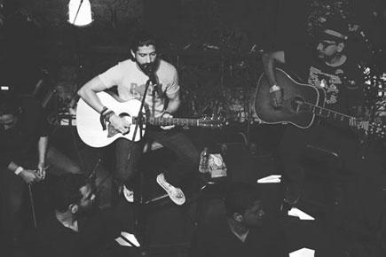 Farhan Akhtar breaks into impromptu gig at Todi Mill Social 