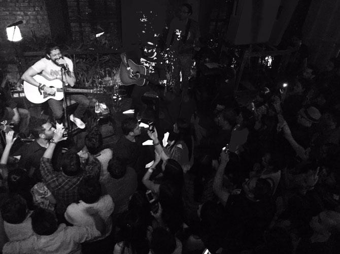 Farhan Akhtar breaks into impromptu gig at Todi Mill Social 