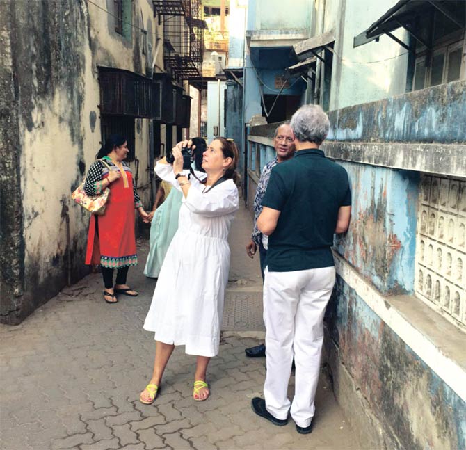 Alexandra Shulman (with camera) and partner David Jenkins (black tee) soak in the bylanes of Khotachiwadi in Girgaum as designer James Ferreira played host and guide to both visitors; (right) enjoying bhel puri at Maithili Ahluwalia’s home