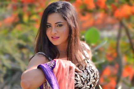 Bike-borne men rob actress-model Arshi Khan of her cellphone
