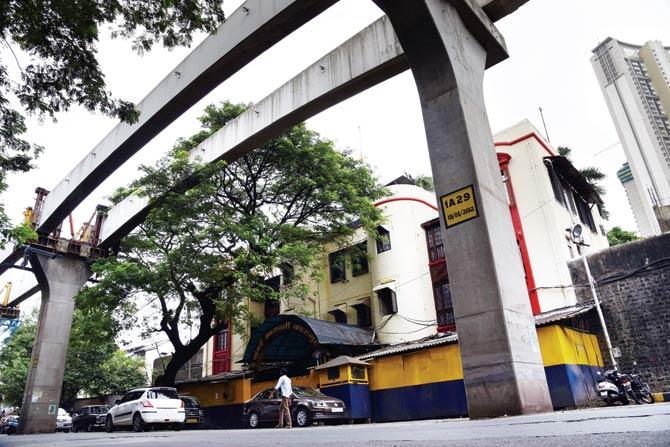 Passing by Arthur Road jail in a 90-metre stretch, the Jacob Circle-Wadala Monorail line could pose a security risk to several of the high-profile inmates. The government had wanted MMRDA to install view-cutters such as the ones on Grant Road Skywalk