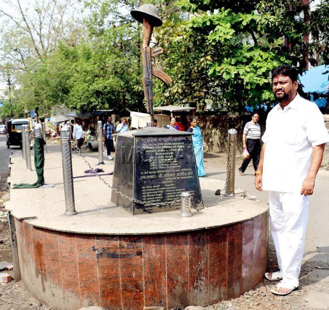 When mid-day visited the 26/11 memorial at Kalyan, it was crumbling and surrounded by rubbish. Corporator Arvind More said instead of renovating the monument, they will build a newer, grander one there. Pic/Swarali Purohit