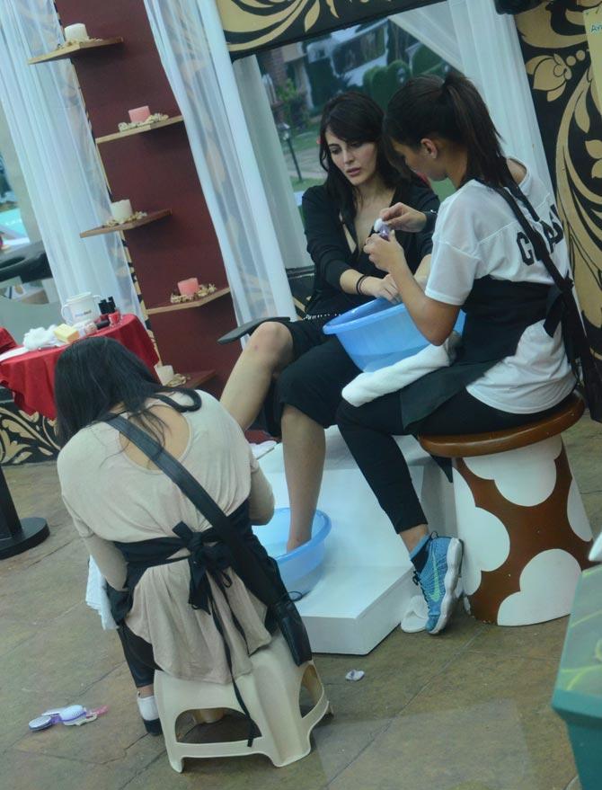 Mandana makes Rimi and Rochelle give her a pedicure and manicure