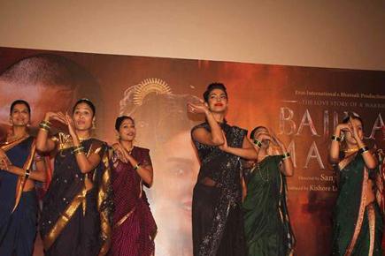 Priyanka rock the stage with 'Pinga' moves from movie 'Bajirao Mastani'
