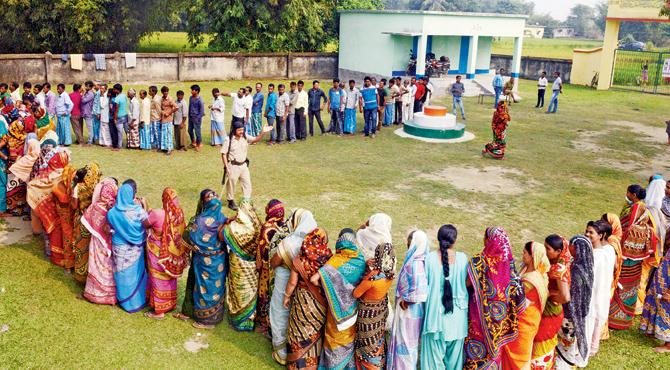 Voters stand in a serpentine queue to cast their ballot at a polling station in Thakurganj in Kishanganj district yesterday. Pic/PTI