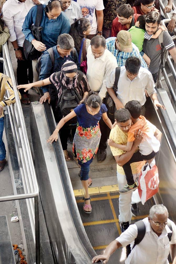 The rush to use the newly inaugurated escalator at Borivli station. Pic/Swarali Purohit
